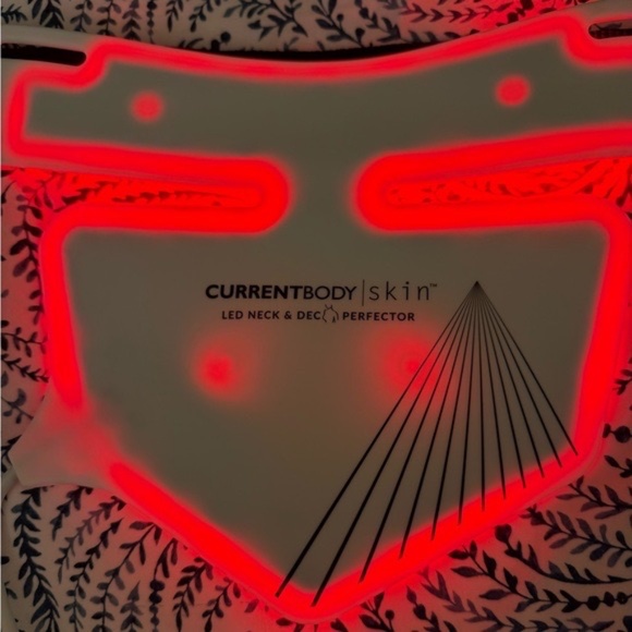 CurrentBody Skin LED Neck & Décolletage Mask: Series 1 | Red Light Therapy Mask - Picture 5 of 5